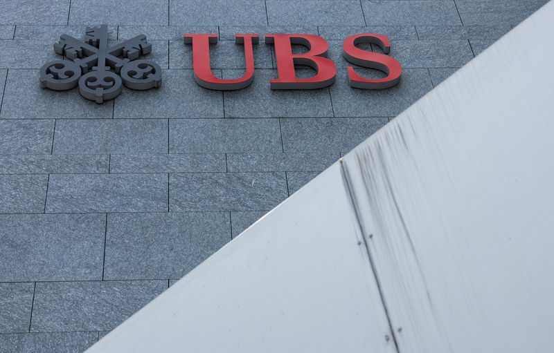 © Reuters. FILE PHOTO: A UBS logo is pictured on the branch of the Swiss bank in Lucerne, Switzerland, June 14, 2024.  REUTERS/Denis Balibouse/File Photo