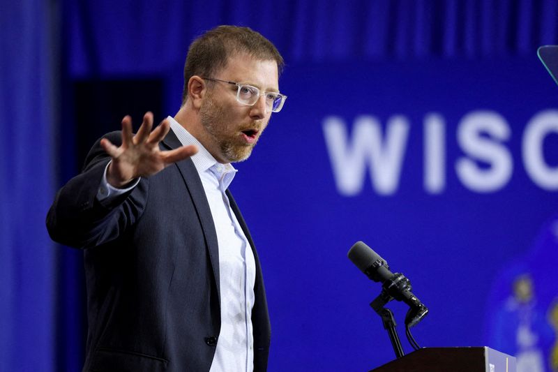 © Reuters. FILE PHOTO: DPW Chair Ben Wikler speaks at a rally with former U.S. President Barack Obama and Wisconsin Governor Tony Evers before the mid-term elections, in Milwaukee, Wisconsin, U.S. October 29, 2022.  REUTERS/Daniel Steinle/File Photo