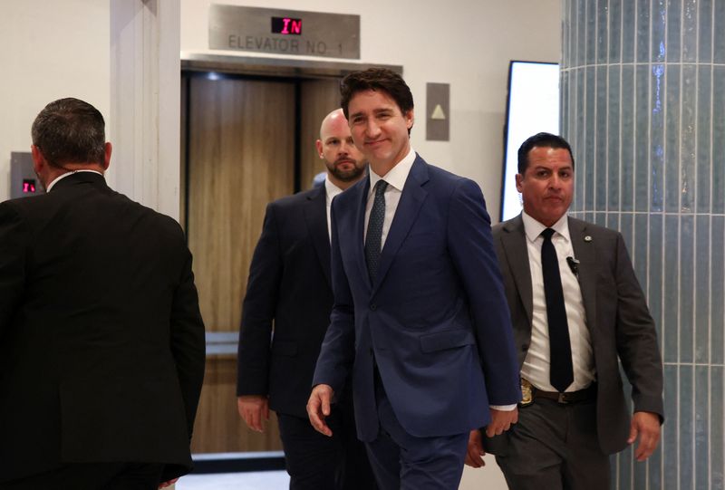 © Reuters. Justin Trudeau leaves a hotel in West Palm Beach, November 29, 2024. REUTERS/Carlos Barria