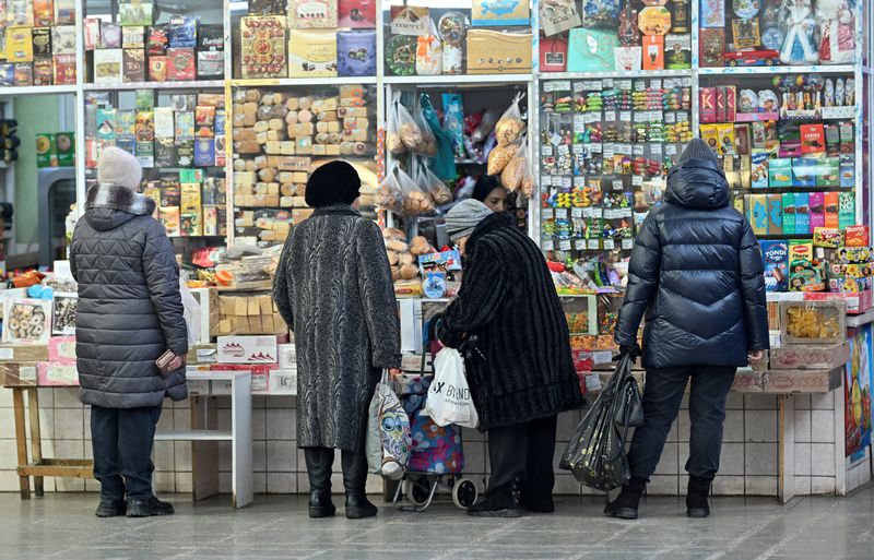 © Reuters. FILE PHOTO: Customers wait in line outside a kiosk at a food market in the Siberian city of Omsk, Russia, November 29, 2024. REUTERS/Alexey Malgavko/File Photo