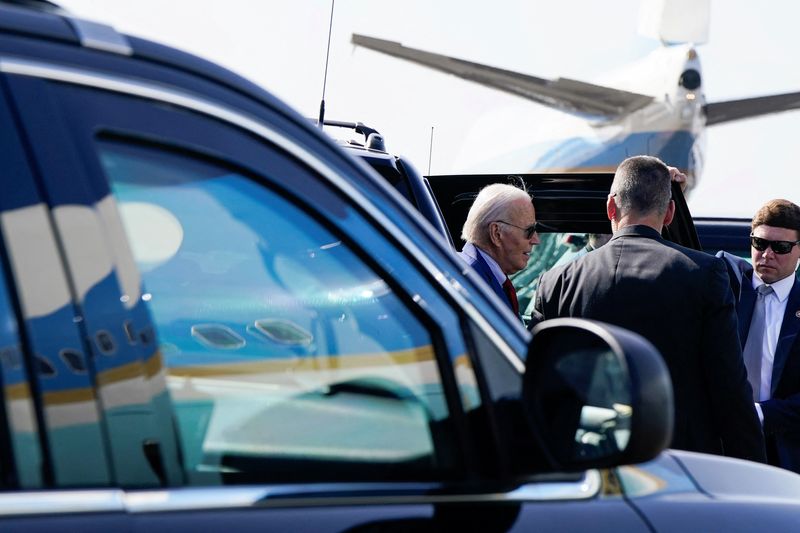 © Reuters. U.S. President Joe Biden gets out of a vehicle, before he boards Air Force One en route to Angola, at Amilcar Cabral International Airport in Sal, Cape Verde, December 2, 2024. REUTERS/Elizabeth Frantz