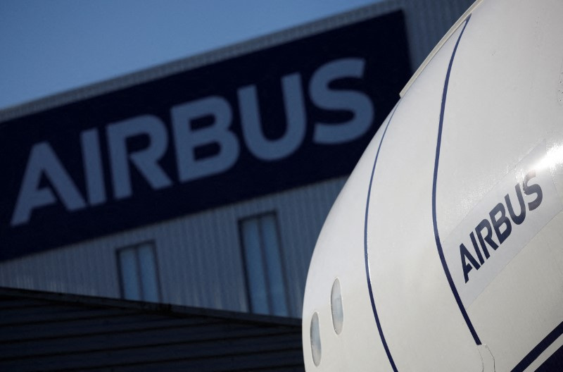 © Reuters. FILE PHOTO: The logo of Airbus is pictured outside the Airbus facility in Saint-Nazaire, France, November 7, 2023. REUTERS/Stephane Mahe/File Photo