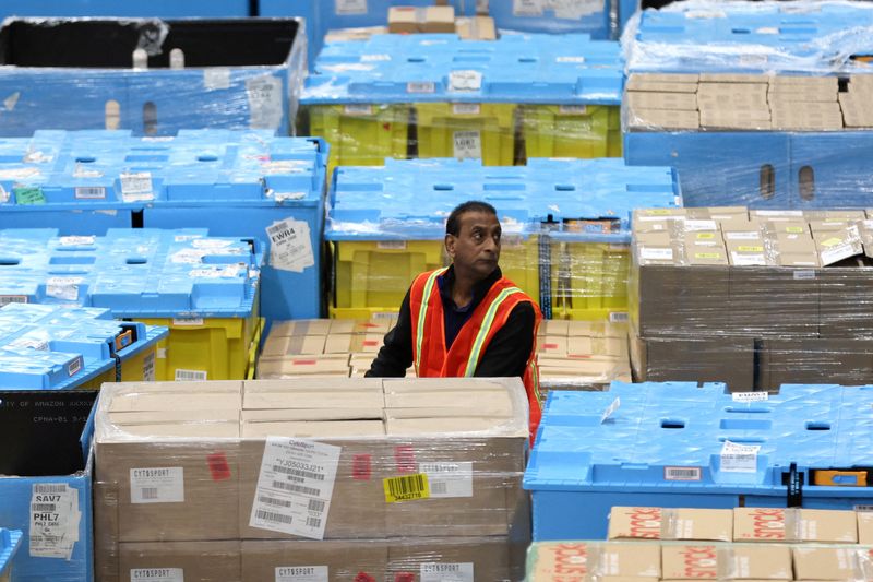 © Reuters. FILE PHOTO: A worker moves products during Cyber Monday at the Amazon's fulfillment center in Robbinsville, New Jersey, U.S., November 27, 2023. REUTERS/Mike Segar/File Photo