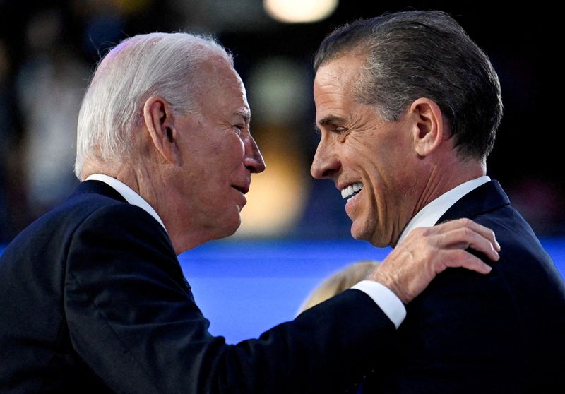 © Reuters. FILE PHOTO: U.S. President Joe Biden greets his son Hunter Biden at the Democratic National Convention (DNC) in Chicago, Illinois, U.S. August 19, 2024. REUTERS/Craig Hudson/File Photo