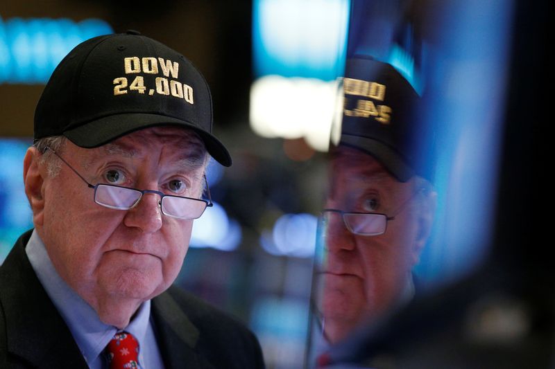 © Reuters. FILE PHOTO: Art Cashin, Director of Floor Operations at UBS, works on the floor of the New York Stock Exchange, (NYSE) in New York, U.S., November 30, 2017. REUTERS/Brendan McDermid/File Photo