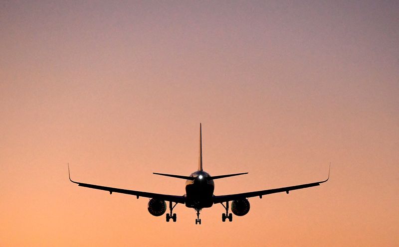 © Reuters. FILE PHOTO: A passenger aircraft descends to land at Heathrow Airport in London, Britain, January 5, 2022. REUTERS/Toby Melville/File Photo