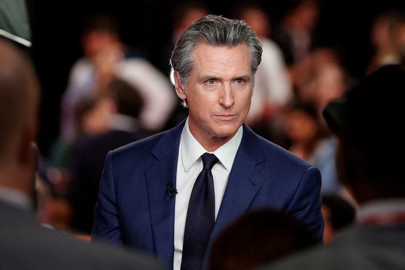 © Reuters. California Governor Gavin Newsom (D) reacts as he speaks to the members of the press on the day of the first presidential debate hosted by CNN in Atlanta, Georgia, U.S., June 27, 2024. REUTERS/Marco Bello/File Photo