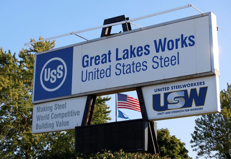 © Reuters. FILE PHOTO:  A United Steelworkers sign is seen outside the Great Lakes Works United States Steel plant in River Rouge, Michigan U.S., September 16, 2024.  REUTERS/Rebecca Cook/File Photo