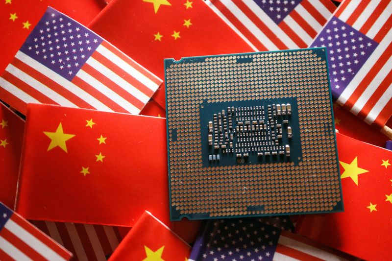 © Reuters. FILE PHOTO:  A central processing unit (CPU) semiconductor chip is displayed among flags of China and U.S., in this illustration picture taken February 17, 2023. REUTERS/Florence Lo/Illustration/File Photo