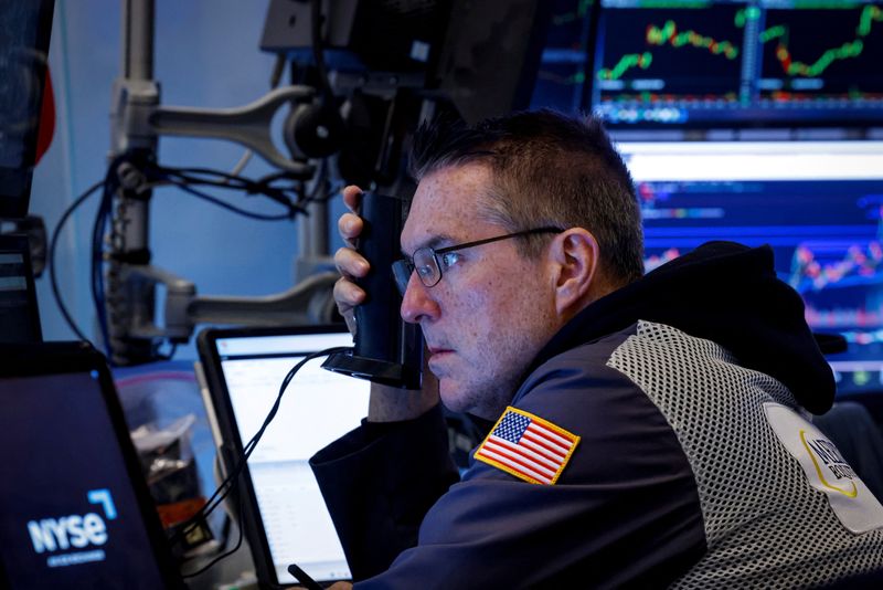 © Reuters. A trader works on the floor at the New York Stock Exchange (NYSE) in New York City, U.S., December 2, 2024.  REUTERS/Brendan McDermid