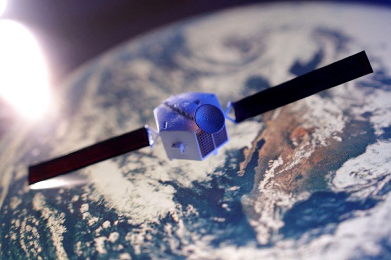 © Reuters. FILE PHOTO: A satellite model is placed on a picture of Earth in this illustration taken November 25, 2024. REUTERS/Dado Ruvic/Illustration/File Photo