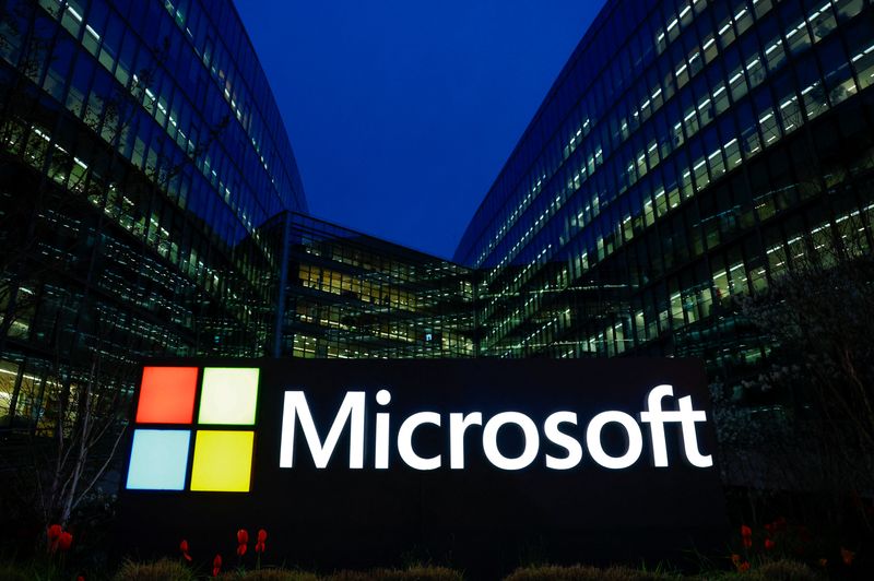 © Reuters. A view shows a Microsoft logo at Microsoft offices in Issy-les-Moulineaux near Paris, France, March 25, 2024. REUTERS/Gonzalo Fuentes/File photo