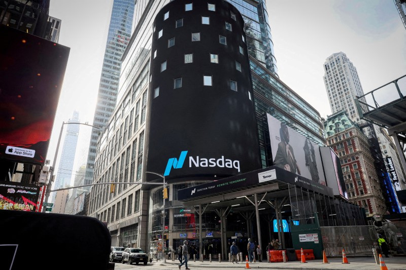 © Reuters. FILE PHOTO: The Nasdaq Market site is seen outside the Nasdaq Market site in New York City, U.S., March 26, 2024.  REUTERS/Brendan McDermid/File Photo