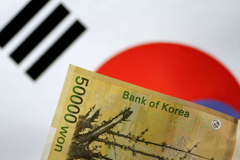 © Reuters. FILE PHOTO: A South Korea won note is seen in this illustration photo May 31, 2017.     REUTERS/Thomas White/Illustration/File Photo