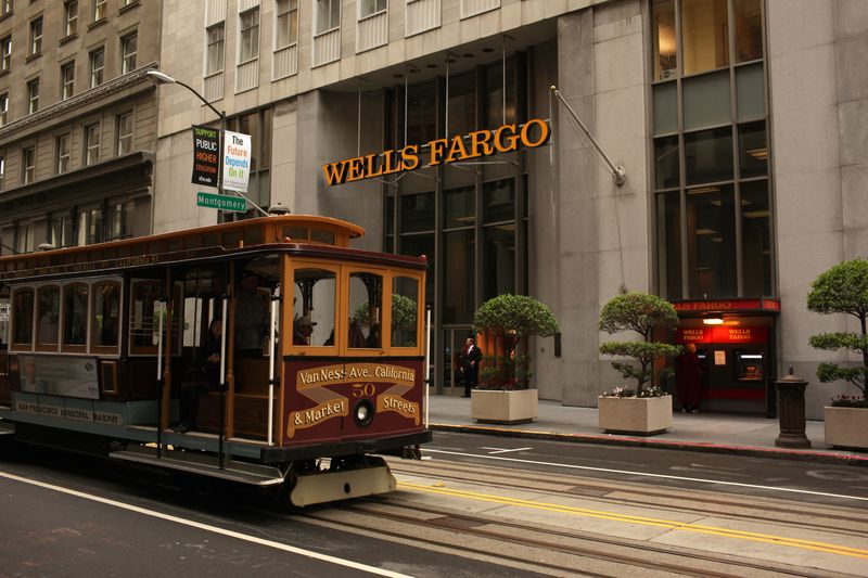 © Reuters. FILE PHOTO: A cable car passes the Wells Fargo Bank headquarters in the Financial District in San Francisco, California March 28, 2012. REUTERS/Robert Galbraith/File Photo