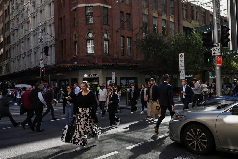 © Reuters. FILE PHOTO: People cross the street in the Sydney Central Business District, in Sydney, Australia, May 14, 2024. REUTERS/Jaimi Joy/File Photo