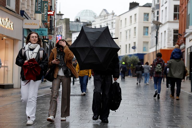 © Reuters. FILE PHOTO: People walk through the city centre, in Dublin, Ireland September 26, 2024. REUTERS/Clodagh Kilcoyne/File Photo