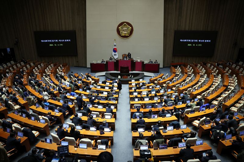 © Reuters. Lawmakers sit inside the hall at the National Assembly, after South Korean President Yoon Suk Yeol declared martial law, in Seoul, South Korea, December 4, 2024. REUTERS/Kim Hong-Ji