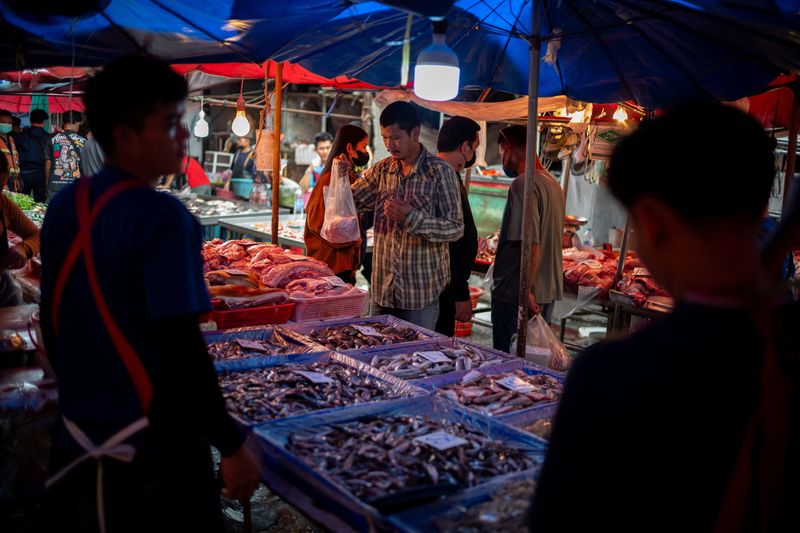 © Reuters. FILE PHOTO: A man buys food at a market in Bangkok, Thailand, October 2, 2023. REUTERS/Athit Perawongmetha/File Photo