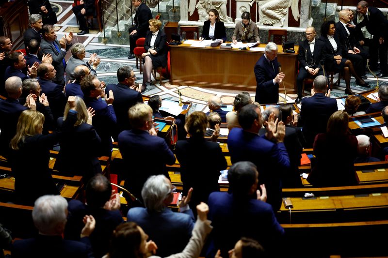 © Reuters. French Prime Minister Michel Barnier is applauded by members of parliament as he speaks during the questions to the government session at the National Assembly in Paris, France, December 3, 2024. REUTERS/Sarah Meyssonnier