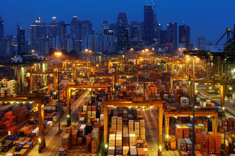 © Reuters. FILE PHOTO: The skyline of Singapore's central business district is seen at dusk as operations continue at a PSA International port terminal in Singapore September 25, 2013. Picture taken September 25, 2013. REUTERS/Edgar Su/File Photo