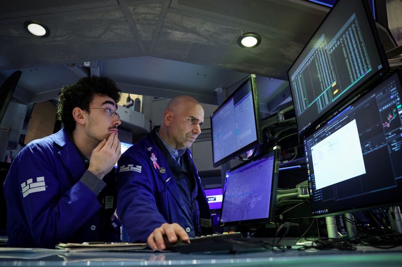 © Reuters. Specialist traders work inside a post on the floor at the New York Stock Exchange (NYSE) in New York City, U.S., December 2, 2024.  REUTERS/Brendan McDermid/File Photo