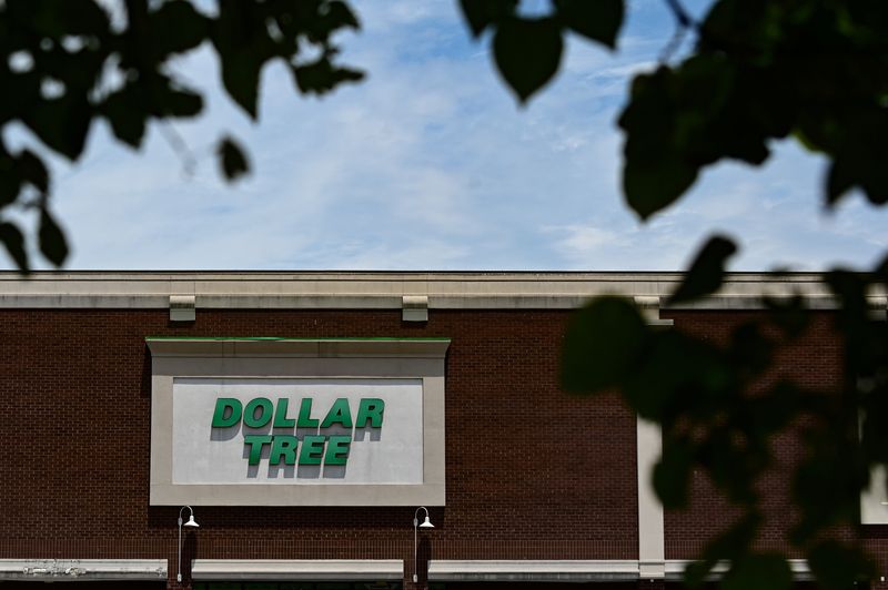 © Reuters. FILE PHOTO: A Dollar Tree sign is seen outside the store in Washington, U.S., June 1, 2021. REUTERS/Erin Scott/File Photo