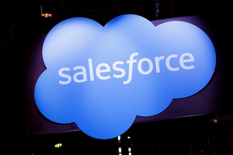 © Reuters. FILE PHOTO: A logo of Salesforce is seen at its exhibition space, at the Viva Technology conference dedicated to innovation and startups at the Porte de Versailles exhibition center in Paris, France June 16, 2022. REUTERS/Benoit Tessier/File Photo