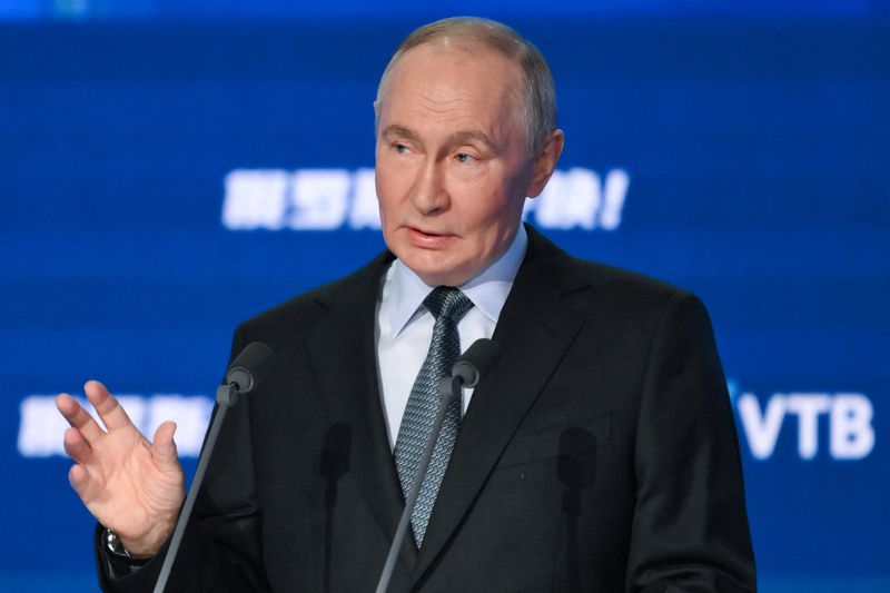 © Reuters. Russian President Vladimir Putin speaks during a plenary session of the VTB Investment Forum