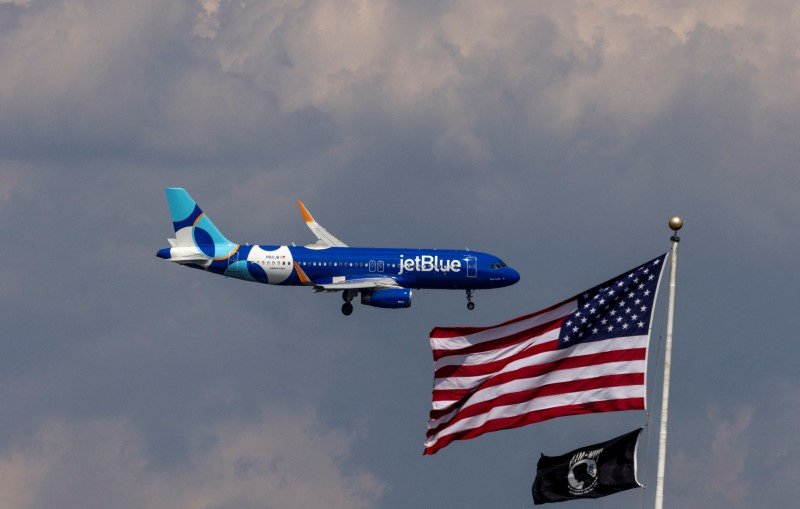 © Reuters. FILE PHOTO: A JetBlue Airlines commercial aircraft flies over Washington as it approaches to land at Dulles International Airport, as seen from Washington, U.S., August 5, 2024. REUTERS/ Umit Bektas/File Photo