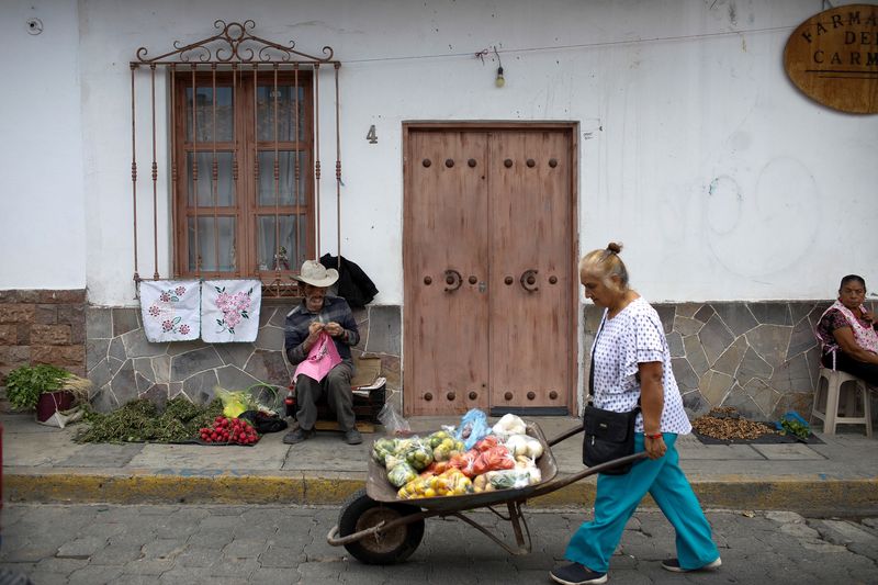 © Reuters. People sell fruits and vegetables in the downtown of Tonatico, Mexico state, Mexico, July 28, 2023. REUTERS/Raquel Cunha/File photo