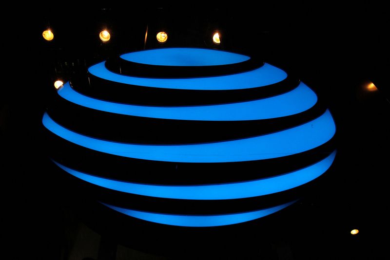 © Reuters. The AT&T logo is seen in a store window, as airports around the country are awaiting for Verizon and AT&T to rollout their 5G technology, in the Manhattan borough of New York City, New York, U.S., January 19, 2022.  REUTERS/Brendan McDermid/File Photo