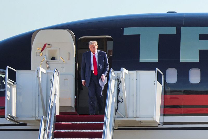 © Reuters. U.S. President-elect Donald Trump arrives prior to meeting with President Joe Biden and members of Congress in Washington, at Joint Base Andrews in Maryland, U.S., November 13, 2024. REUTERS/Brian Snyder/File Photo