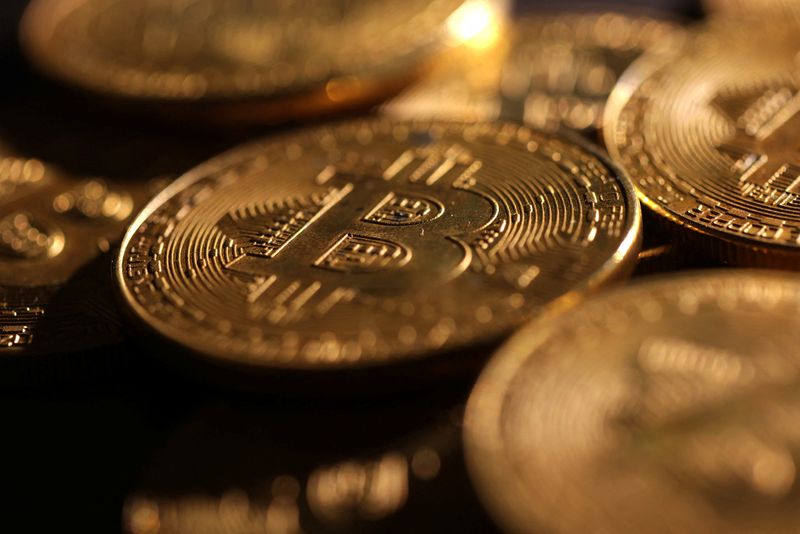 © Reuters. FILE PHOTO: Representations of cryptocurrency Bitcoin are seen in this illustration taken November 25, 2024. REUTERS/Dado Ruvic/Illustration/File Photo