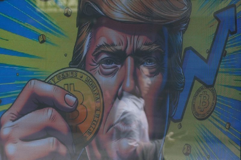 © Reuters. An illustration featuring U.S. President-elect Donald Trump holding Bitcoin is displayed outside a cryptocurrency exchange store after Bitcoin soars above $100,000, in Hong Kong, China, December 5, 2024. REUTERS/Tyrone Siu