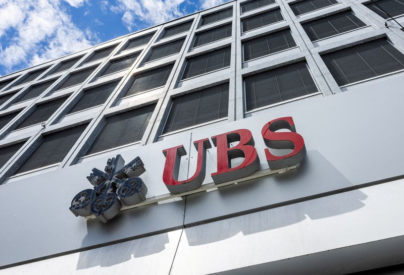 © Reuters. FILE PHOTO: A UBS logo is pictured on the branch of the Swiss bank in Lucerne, Switzerland, June 14, 2024.  REUTERS/Denis Balibouse/File Photo