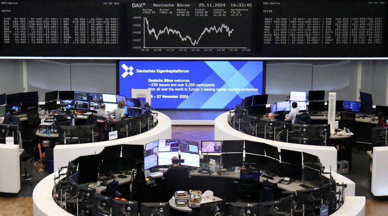 © Reuters. FILE PHOTO: The German share price index DAX graph is pictured at the stock exchange in Frankfurt, Germany, November 25, 2024.    REUTERS/Staff/File Photo