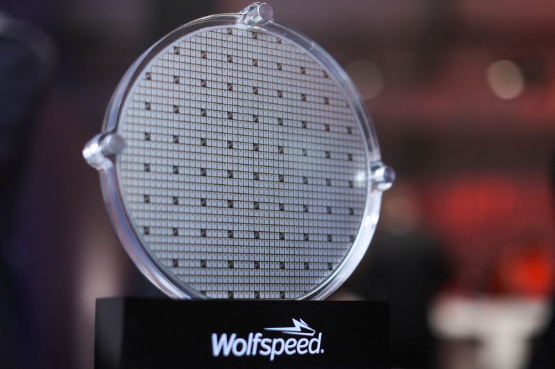 © Reuters. FILE PHOTO: View of a Wolfspeed's Silicon Carbide (SiC) Wafer during an event on the future of the decommissioned coal-fired power plant in the Western German Saarland region in Ensdorf, Germany, February 1, 2023. REUTERS/Thilo Schmuelgen/File Photo