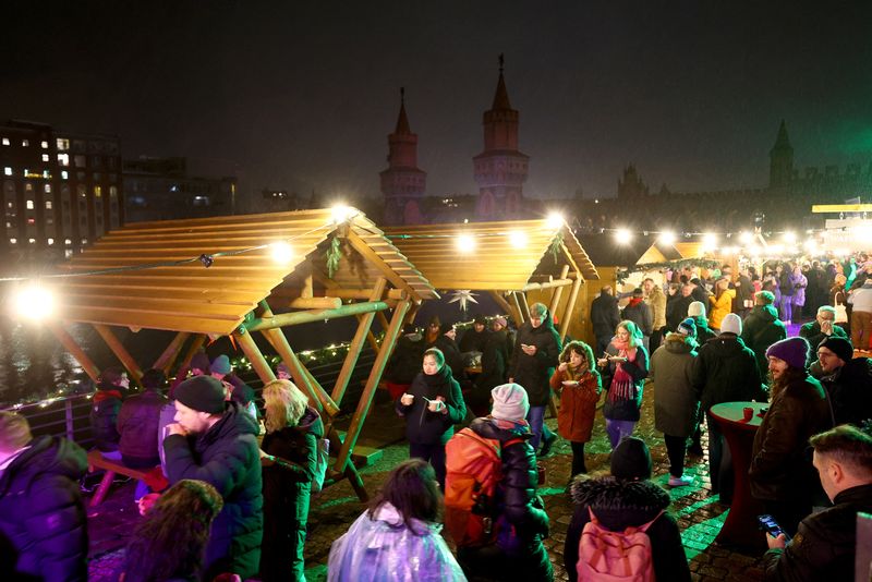 © Reuters. People visit the all-inclusive Christmas market at Spree river, in Berlin, Germany, December 3, 2024. REUTERS/Lisi Niesner