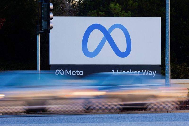 © Reuters. FILE PHOTO: Morning commute traffic streams past the Meta sign outside the headquarters of Facebook parent company Meta Platforms Inc in Mountain View, California, U.S. November 9, 2022.  REUTERS/Peter DaSilva/File Photo