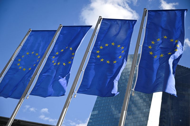 © Reuters. European Union flags flutter on the day European Central Bank (ECB) President Christine Lagarde speaks to reporters following the Governing Council's monetary policy meeting in Frankfurt, Germany September 12, 2024. REUTERS/Jana Rodenbusch/File Photo