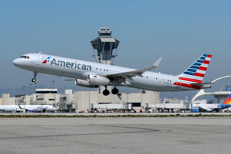 © Reuters. FILE PHOTO: An American Airlines Airbus A321-200 plane takes off from Los Angeles International airport (LAX) in Los Angeles, California, U.S. March 28, 2018. REUTERS/Mike Blake/File Photo