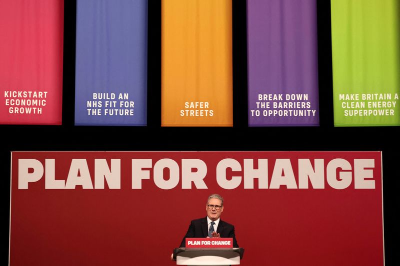 © Reuters. Britain's Prime Minister Keir Starmer speaks during his 'plan for change' speech in Buckinghamshire, England, Thursday, December 5, 2024.    Darren Staples/Pool via REUTERS