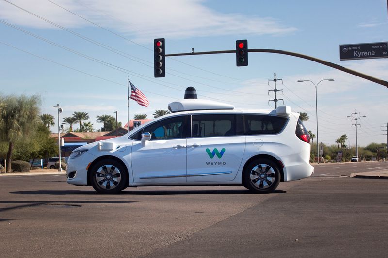 © Reuters. FILE PHOTO: A Waymo self-driving vehicle moves through an intersection in Chandler Arizona, U.S., December 2, 2017.  Photo taken on December 2, 2017.  REUTERS/Natalie Behring/File Photo