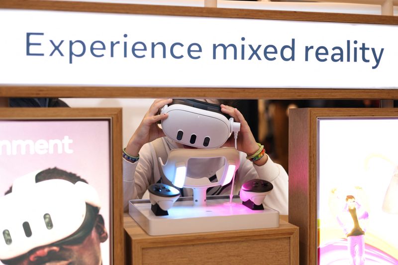 © Reuters. FILE PHOTO: A child tries on a Meta Quest headset at the John Lewis retail store on Oxford Street in London, Britain, October 24, 2024. REUTERS/Hollie Adams/File Photo