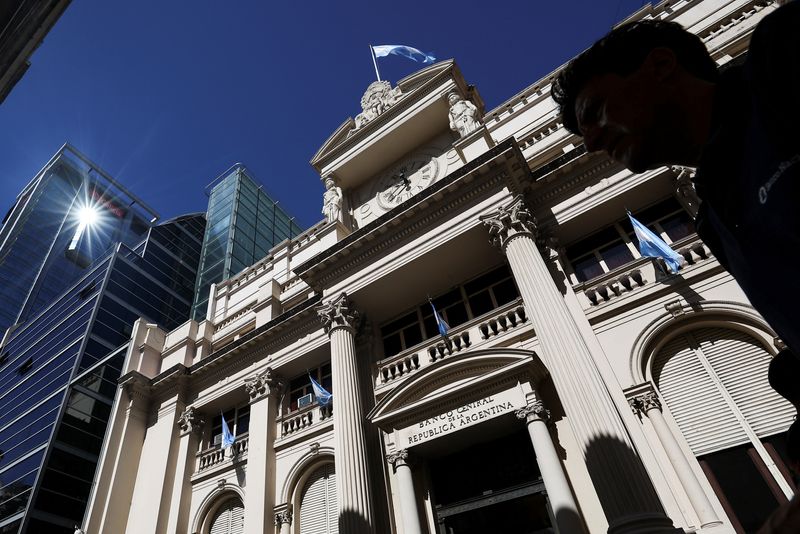 © Reuters. FILE PHOTO: A man walks past the facade of Argentina's Central Bank, one day after the inauguration of Argentina's President Javier Milei and his Vice President Victoria Villarruel, in Buenos Aires, Argentina, December 11, 2023. REUTERS/Agustin Marcarian/File Photo