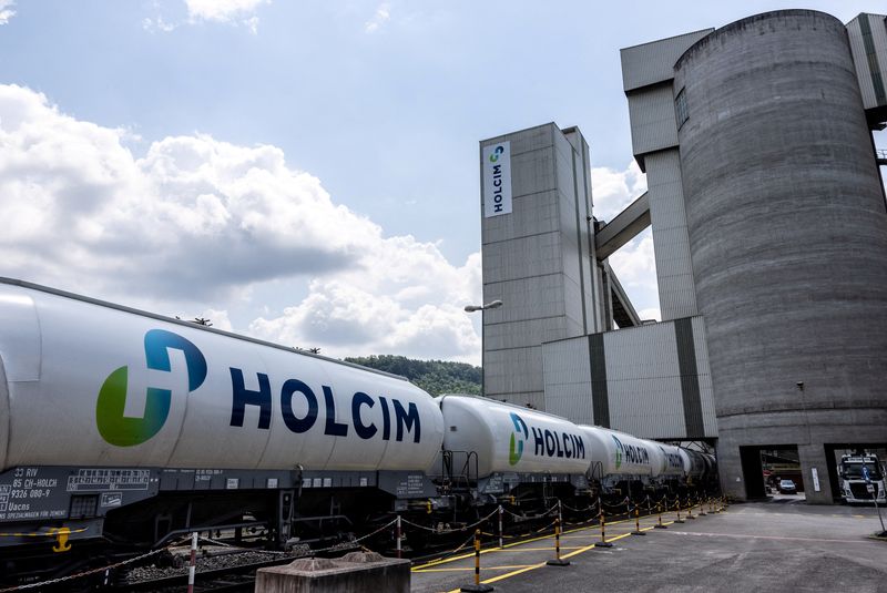 © Reuters. FILE PHOTO: Rail carriages are pictured at the Siggenthal plant of cement maker Holcim in Wurenlingen near Zurich, Switzerland, June 27, 2024. REUTERS/Denis Balibouse/File Photo