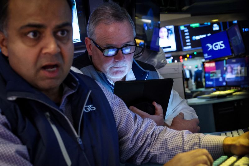 © Reuters. Traders work on the floor at the New York Stock Exchange (NYSE) in New York City, U.S., December 2, 2024.  REUTERS/Brendan McDermid/File Photo