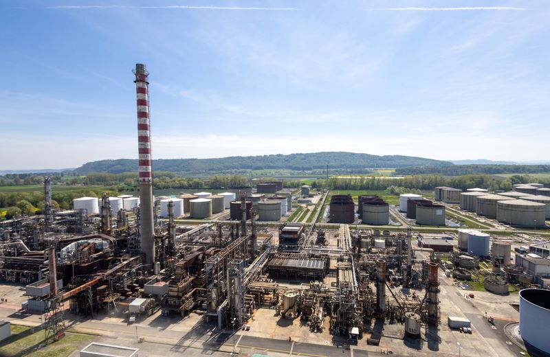 © Reuters. FILE PHOTO: The Varo refinery is seen in Cressier, Switzerland, May 4, 2023. REUTERS/Denis Balibouse/File Photo