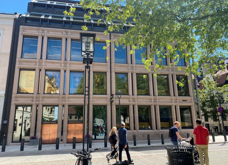 © Reuters. FILE PHOTO: A view shows the building of Norway’s central bank (Norges Bank) in Oslo, Norway, June 23, 2022.  REUTERS/Victoria Klesty/File Photo